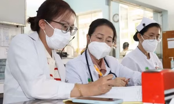 Bé trai 2 tuổi uống nhầm bột thông cống vì tưởng đồ ăn