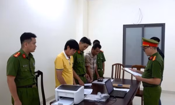 Hai HLV bóng đá trẻ Khánh Hòa bị bắt do chiếm đoạt hàng tỷ đồng của cầu thủ