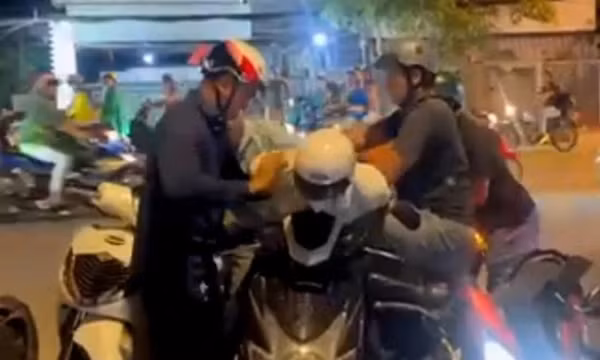 Hai người đập tủ kính, cướp tiệm vàng ở Hóc Môn bị bắt sau 5 giờ lẩn trốn