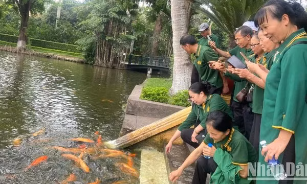 Hàng nghìn du khách thăm Khu di tích Chủ tịch Hồ Chí Minh