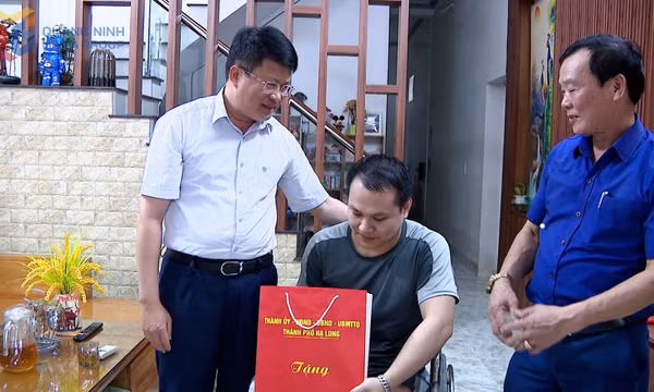 Lãnh đạo TP Hạ Long thăm, tặng quà gia đình nạn nhân tai nạn lao động