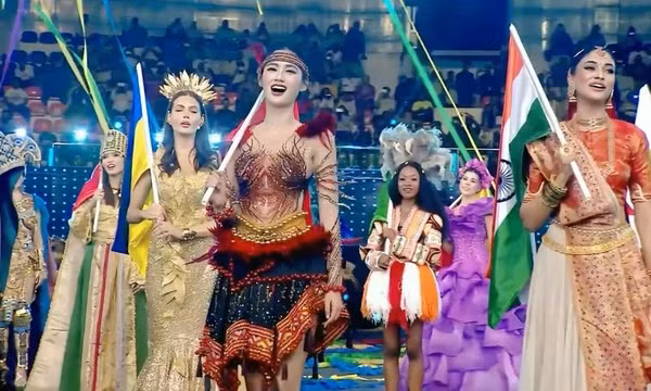 Đương kim Miss World bất ngờ khi xem Hoa hậu Ý Nhi trình diễn đêm khai mạc