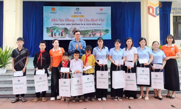 Tặng quà cho giáo viên, học sinh vùng cao huyện Ba Chẽ
