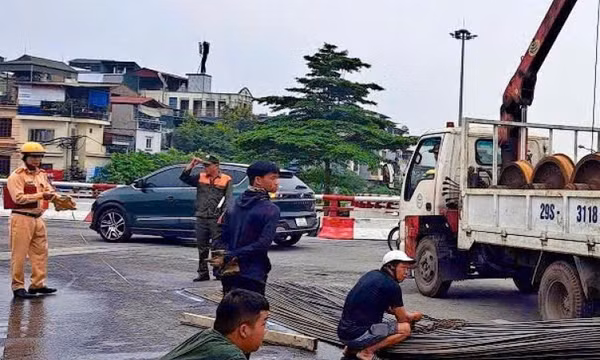 Phạt nặng tài xế, chủ xe làm rơi bó sắt gây ùn tắc cầu Chương Dương