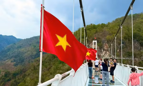 Cầu kính dài nhất thế giới tại Mộc Châu hấp dẫn khách du lịch