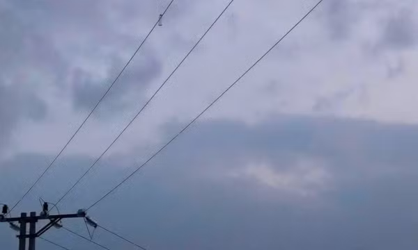 Ba học sinh thương vong do bị điện phóng khi gỡ diều bằng gậy sắt