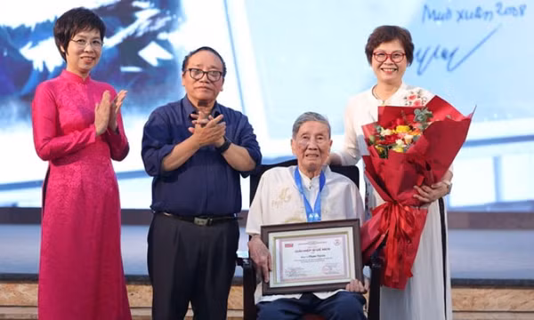 Nhạc sĩ Phạm Tuyên nhận giải Hiệp sĩ Dế Mèn