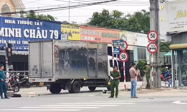 Nam thanh niên đi xe máy phanh gấp nhưng vẫn lao vào xe tải