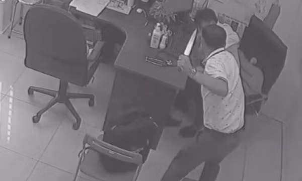 Tạm giữ bác sĩ dùng 2 dao tấn công đồng nghiệp ở TP Long Khánh, Đồng Nai