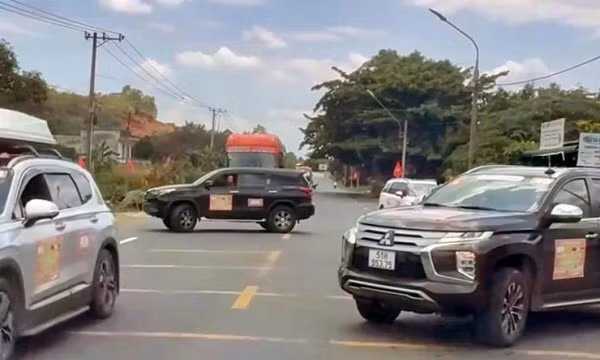 Xác định 4 tài xế trong 'đoàn xe doanh nhân' mắc lỗi dừng xe trái quy định