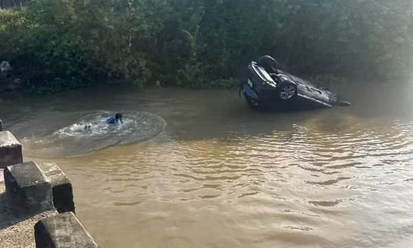 Ô tô lao xuống sông, ông ngoại cùng cháu 30 tháng tuổi thoát chết trong gang tấc