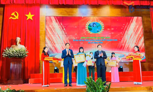 Gieo chữ bằng tâm, cảm hóa bằng tình