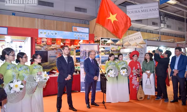 Việt Nam tỏa sáng tại Hội chợ quốc tế Paris 2025 với sắc màu văn hóa và ẩm thực