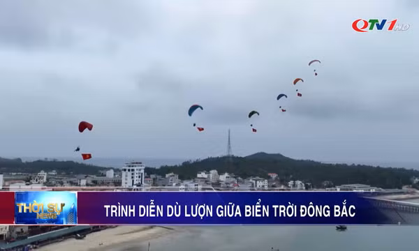 Trình diễn dù lượn giữa biển trời Đông Bắc