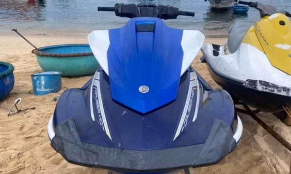 Motor nước lao lên bờ tông bé gái tử vong