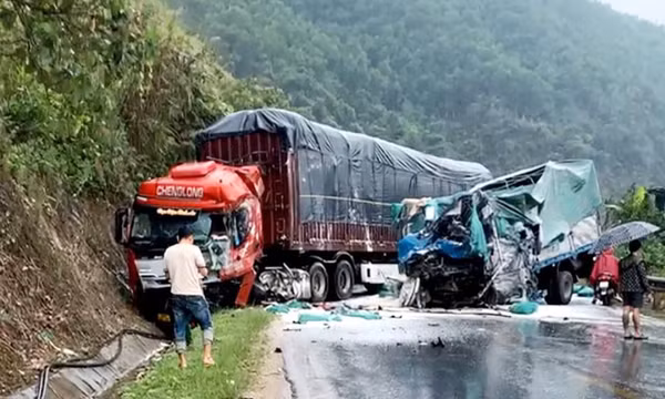 Tài xế tử vong, xe tải biến dạng sau tai nạn với xe đầu kéo