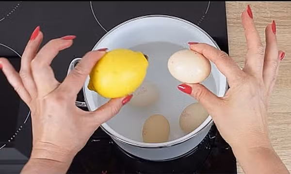 Luộc trứng với chanh có tác dụng gì?