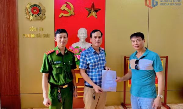 Công an phường Bãi Cháy giúp người dân nhận lại gần 500 triệu đồng chuyển khoản nhầm