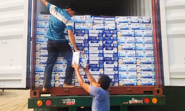Cán bộ hải quan tiếp tay buôn lậu 4.000 thùng sữa từ Mỹ về Việt Nam