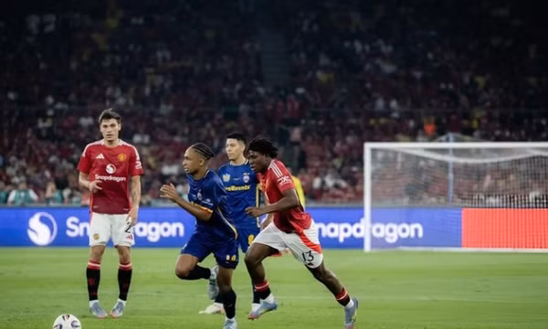 Các ngôi sao Đông Nam Á đánh bại Man United
