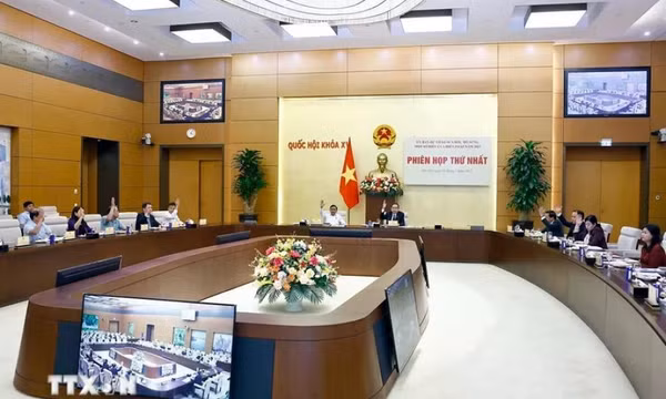 Bắt đầu tổ chức lấy ý kiến nhân dân, các ngành, các cấp về sửa đổi Hiến pháp