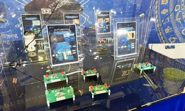 Chip "Make in Vietnam" lồng trong họa tiết trống đồng được trưng bày tại triển lãm bán dẫn ở Singapore