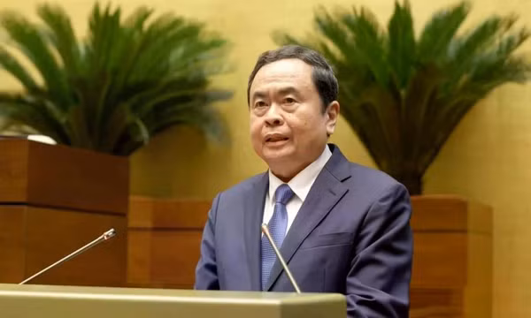 Hoàn thiện thể chế song song với thi hành nghiêm minh pháp luật