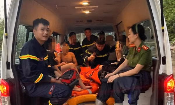 Hòa Bình: Giải cứu 11 học sinh mắc kẹt khi đi tắm suối 