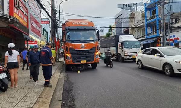 Người đàn ông đứng chờ đèn đỏ tử vong do xe tải tự trôi, cán qua người
