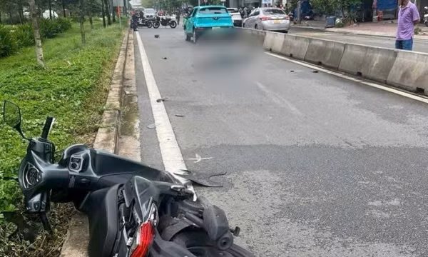 Taxi công nghệ đi ngược chiều tông chết người ở TPHCM