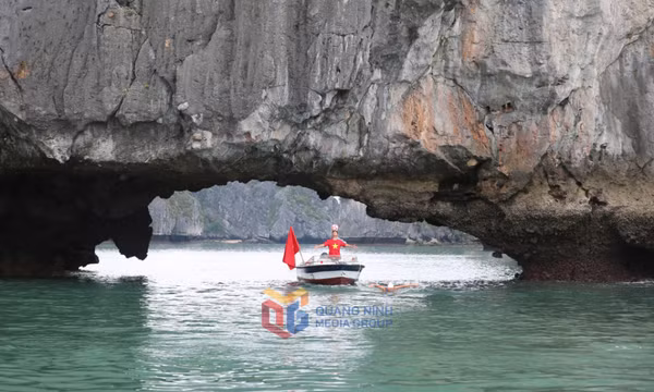 Màn kết hợp bơi kéo thuyền và tâng bóng nghệ thuật xác lập kỷ lục tại Vịnh Hạ Long
