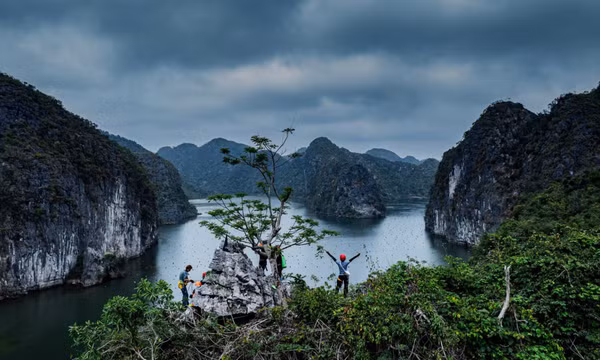 Đu dây, chèo kayak khám phá hồ Hang Vẹm trên đảo Cát Bà