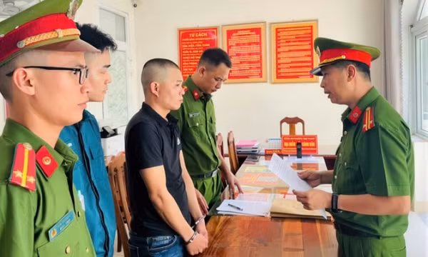 Lừa đổi vé số giả trúng thưởng chiếm đoạt tiền của người khuyết tật