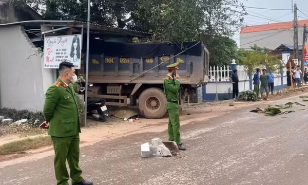 Tông 1 người tử vong, xe tải tiếp tục lao vào tiệm làm tóc ở Bắc Giang