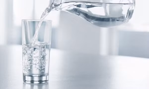 Những nguy hại khi vừa ăn vừa uống nước