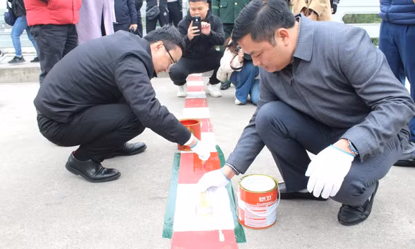 TP Móng Cái (Việt Nam) - TP Đông Hưng (Trung Quốc): Sơn lại vạch phân quản cầu Bắc Luân I và cầu Phao