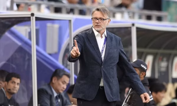 HLV Troussier lạc quan dù thua Nhật Bản