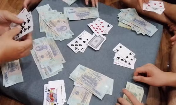 Cán bộ kiểm lâm tham gia đánh bạc bị khởi tố