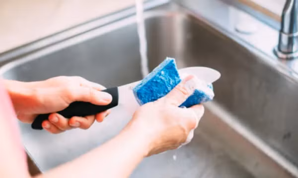 Sai lầm khi vệ sinh dao trong nhà bếp