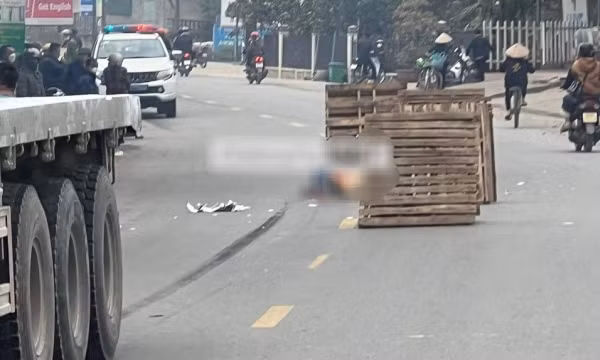 Xe đạp điện va chạm xe đầu kéo trên QL32C, nữ công nhân tử vong tại chỗ