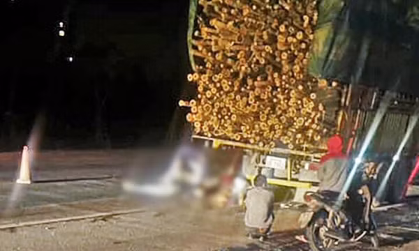 Va chạm với xe tải chở keo, 2 người đi xe máy chết tại chỗ