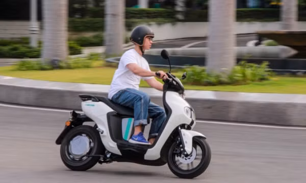 Nguy cơ tai nạn khi đi xe máy điện dừng ngang dốc