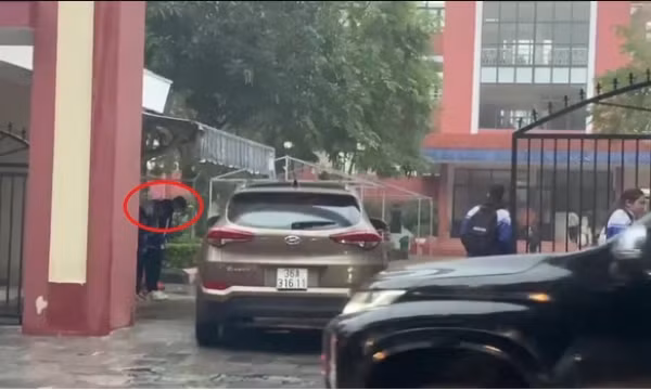 Clip học sinh đứng cổng trường chào thầy cô trong mưa rét, hiệu trưởng lên tiếng
