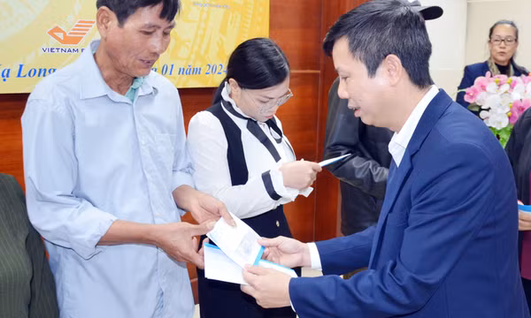Tặng thẻ BHYT cho người hoàn cảnh khó khăn