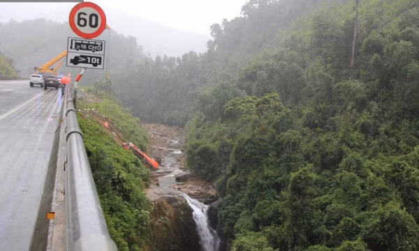 Vụ xe khách lao xuống vực ở Đà Nẵng: Nguyên nhân sơ bộ do lái xe buồn ngủ