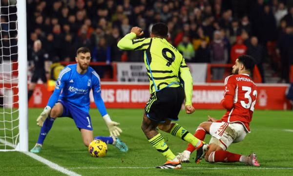 Arsenal đốt nóng cuộc đua vô địch Ngoại hạng Anh