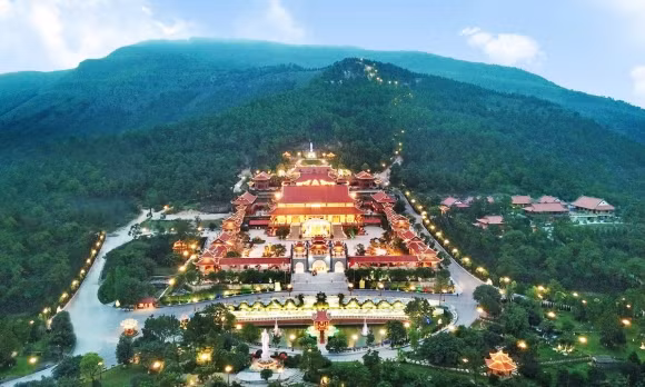 Thông tin về việc chùa Ba Vàng tổ chức rước và chiêm bái vật thể được cho là "xá lợi tóc của Đức Phật"
