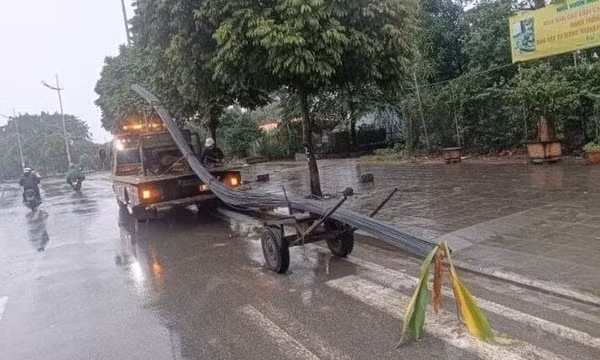 Xe tự chế chở bó sắt dài cả chục mét va chạm xe máy, nam thanh niên thiệt mạng