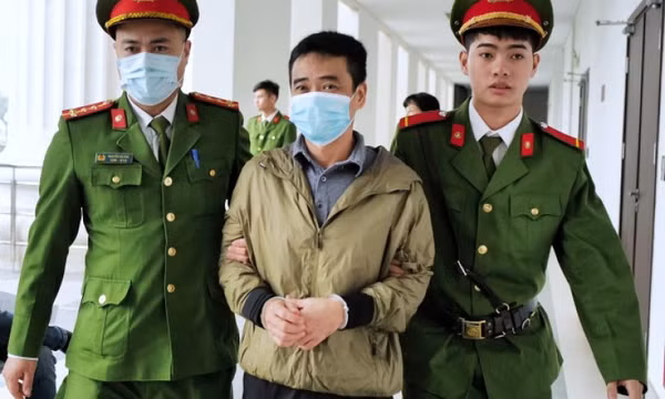 Mâu thuẫn quanh lời khai 'xách valy USD' đi hối lộ của Phan Quốc Việt