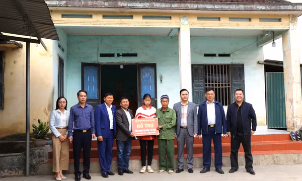 Hiệp hội doanh nghiệp TP Hạ Long trao hỗ trợ đỡ đầu học sinh có hoàn cảnh khó khăn